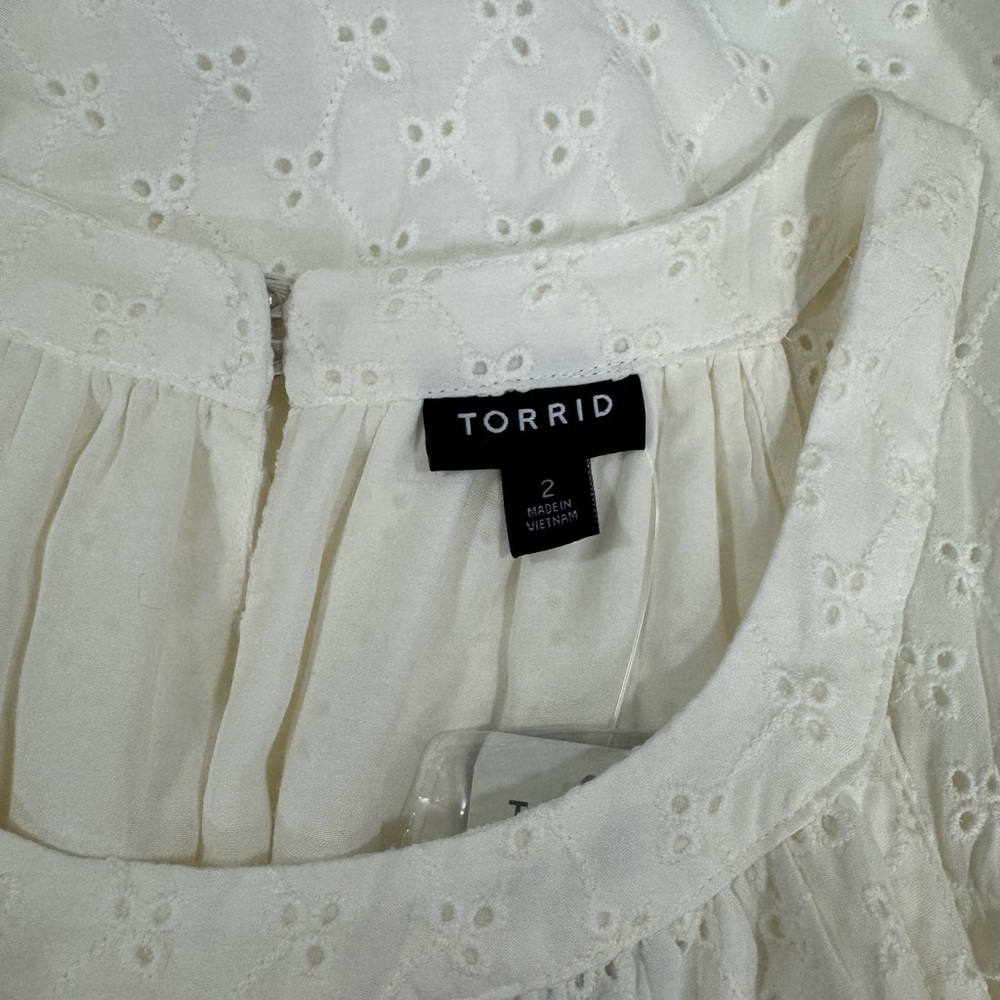 Torrid NWT 1 Sleeveless Blouse White Eyelet Lace Tiered Ruffle Keyhole Back Sz 2 - Picture 9 of 10
